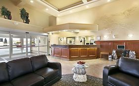 Super 8 By Wyndham High Level Ab